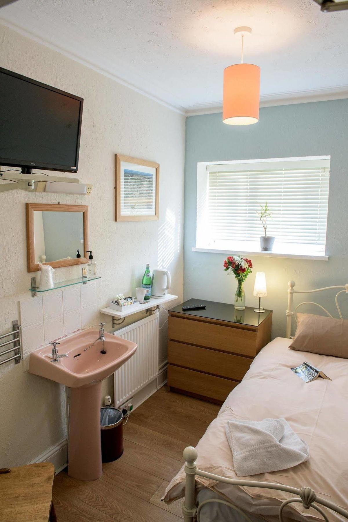 Leonardos Guest House Swansea Bagian luar foto